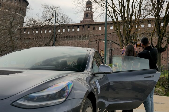 Experience an unforgettable day in Milan with our Tesla tour! Admire the imposing Castello Sforzesco, explore its walls and enjoy the panoramic view of this fabulous city!