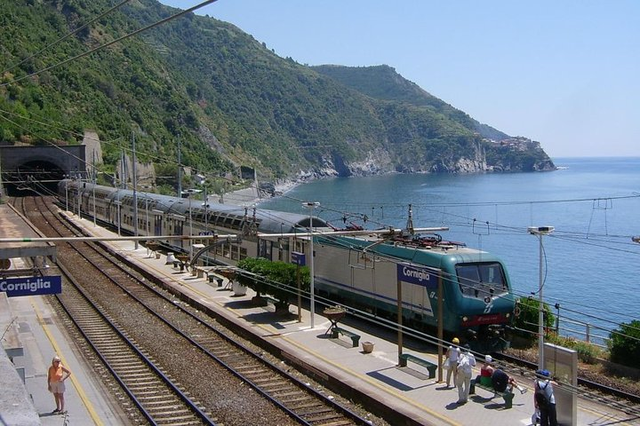 Cinque Terre - smart and quick transfers by train