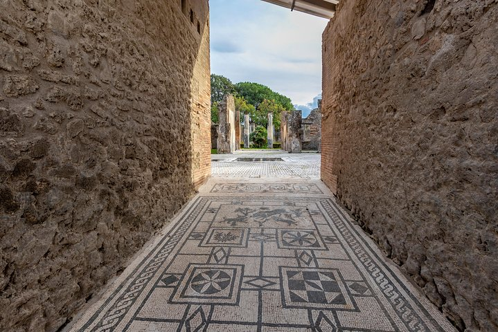 The legendary seaside city by Mount Vesuvius with a Local - Photo 1 of 7