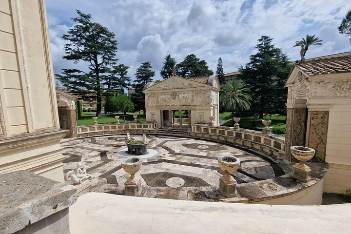 Exclusive Vatican Tour Inside the City san peter basilica, papal residence