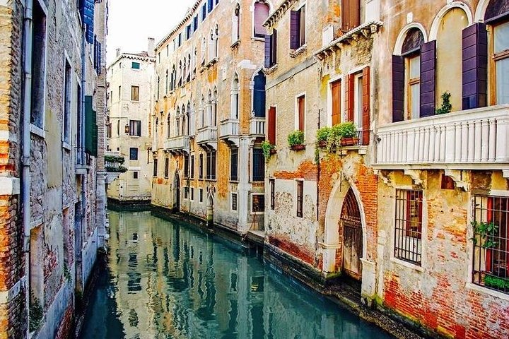 Wander through hidden canals lined with charming residences where whispers of the past resonate. Experience the local life and centuries-old traditions revealing the essence of true Venice.