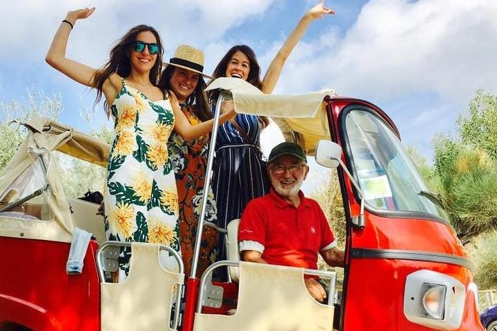 Tuk-Tuk, wine and music on board 