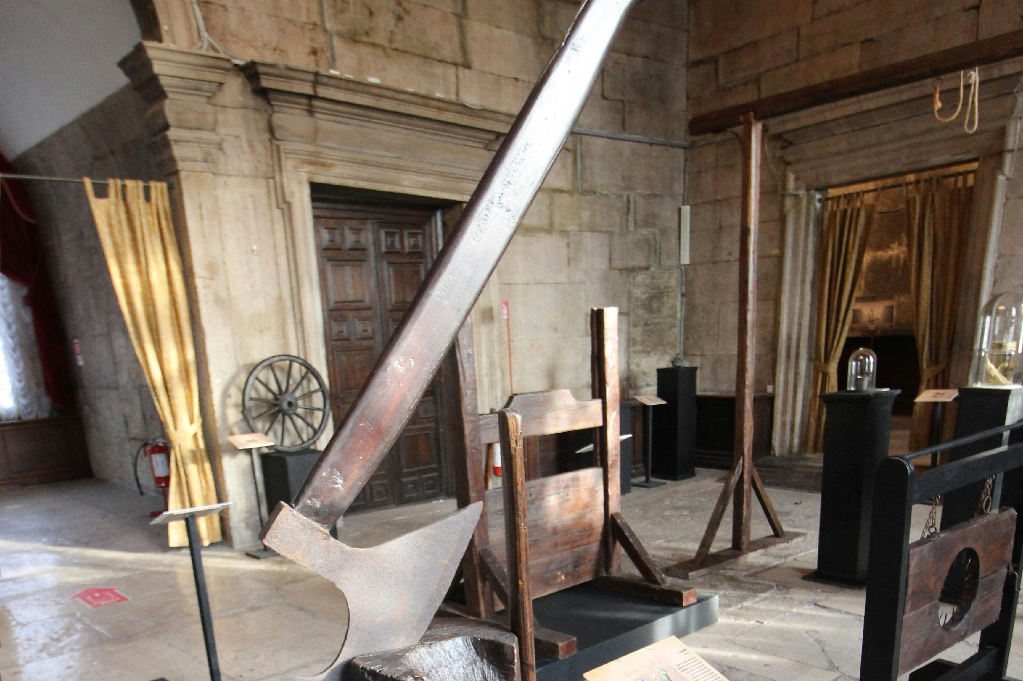 Venice in the Middle Ages: Documents and Torture Instruments - Photo 1 of 7