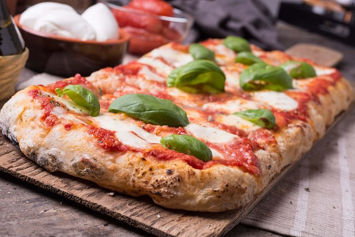 Learn how to make pizza margherita at home