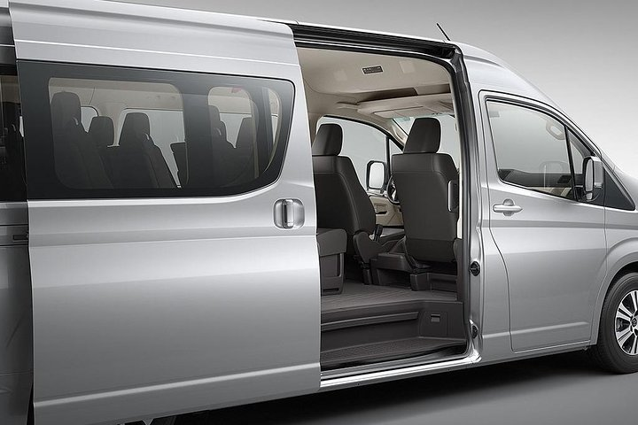 Allow our dedicated team to make your travel experience smooth, enjoyable and comfortable from start to finish. Our airport pick and drop off service is available 24/7 including holidays. 