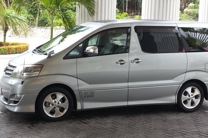 Experience the best private airport transportation, available 24/7 and 100% service guarantee! 