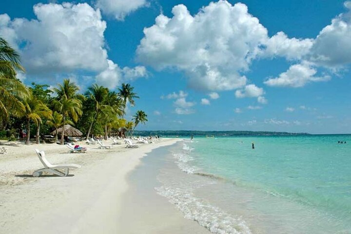 Negril Day Trip to Seven Mile Beach & Rick's Cafe with Admission
