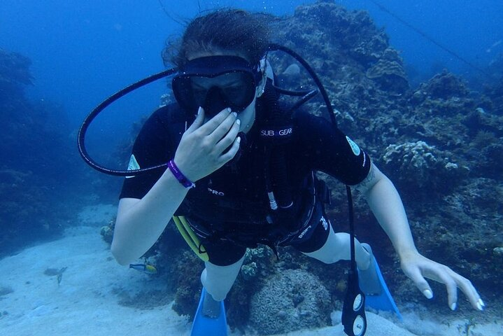 Scuba Diving and shopping on the Hipstrip. - Photo 1 of 11