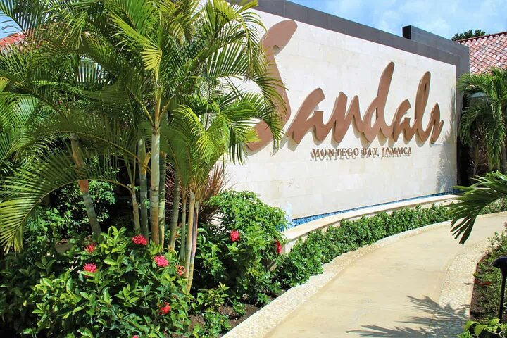 Airport Transfers from Kingston. - Photo 1 of 8