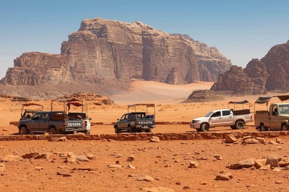 Vehículo 4x4 recorriendo el desierto de Wadi Rum