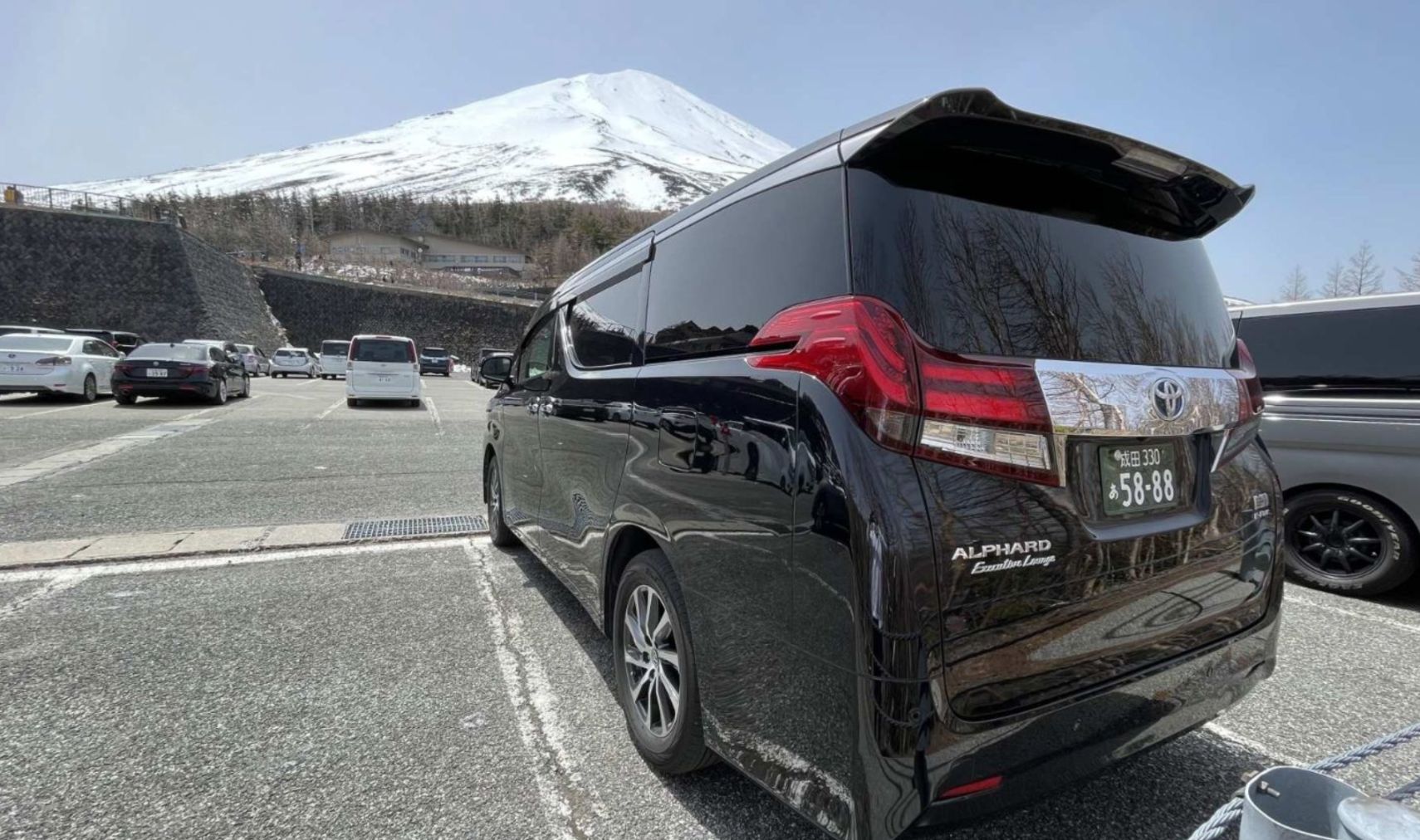 Explore Japan’s breathtaking landscapes and cultural landmarks in comfort. Enjoy the freedom to design your day taking in the beauty of Mt. Fuji from your luxurious private vehicle.