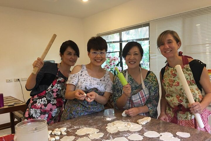 Cooking Lesson in Bangkok (Tomokita is the first person on the left)
