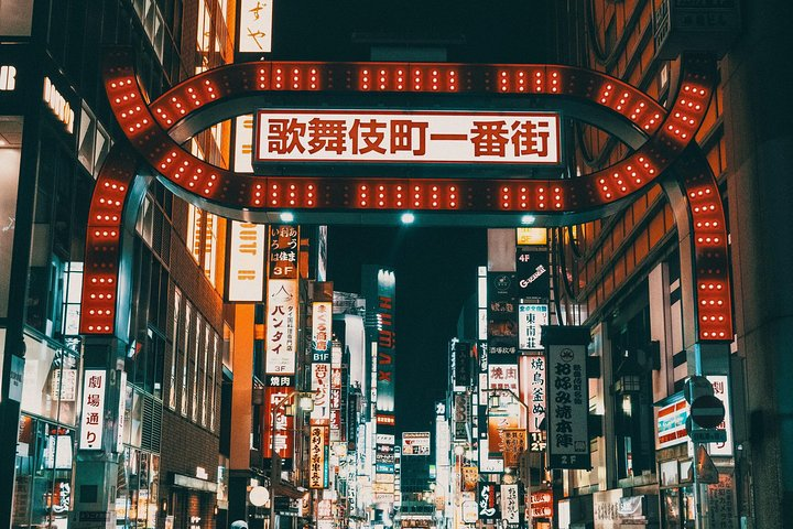 Discover the lively streets of Shinjuku where neon lights guide you to quirky bars arcade adventures and unforgettable karaoke nights in Tokyo’s bustling nightlife.
