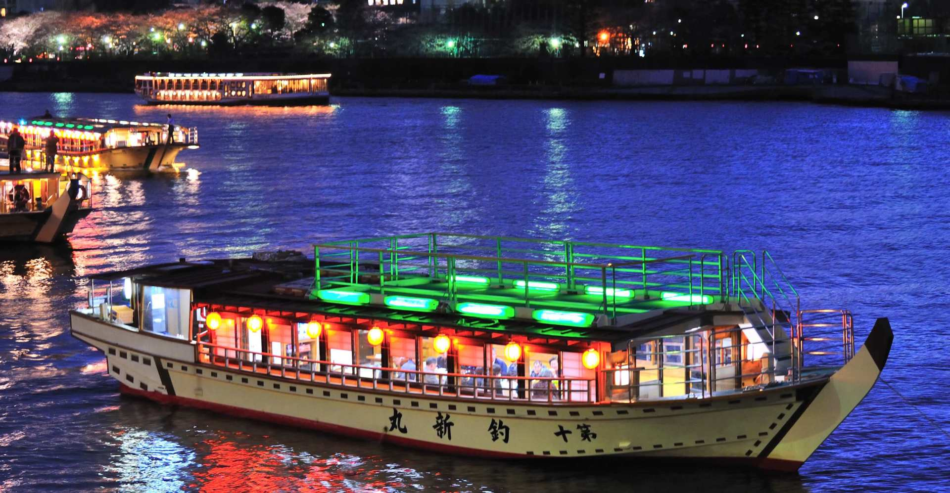 Savor a rich Japanese feast while drifting along the Sumida River marveling at iconic Tokyo sites all from the unique elegance of an Edo-style yakatabune. Enjoy endless drinks and stunning views!