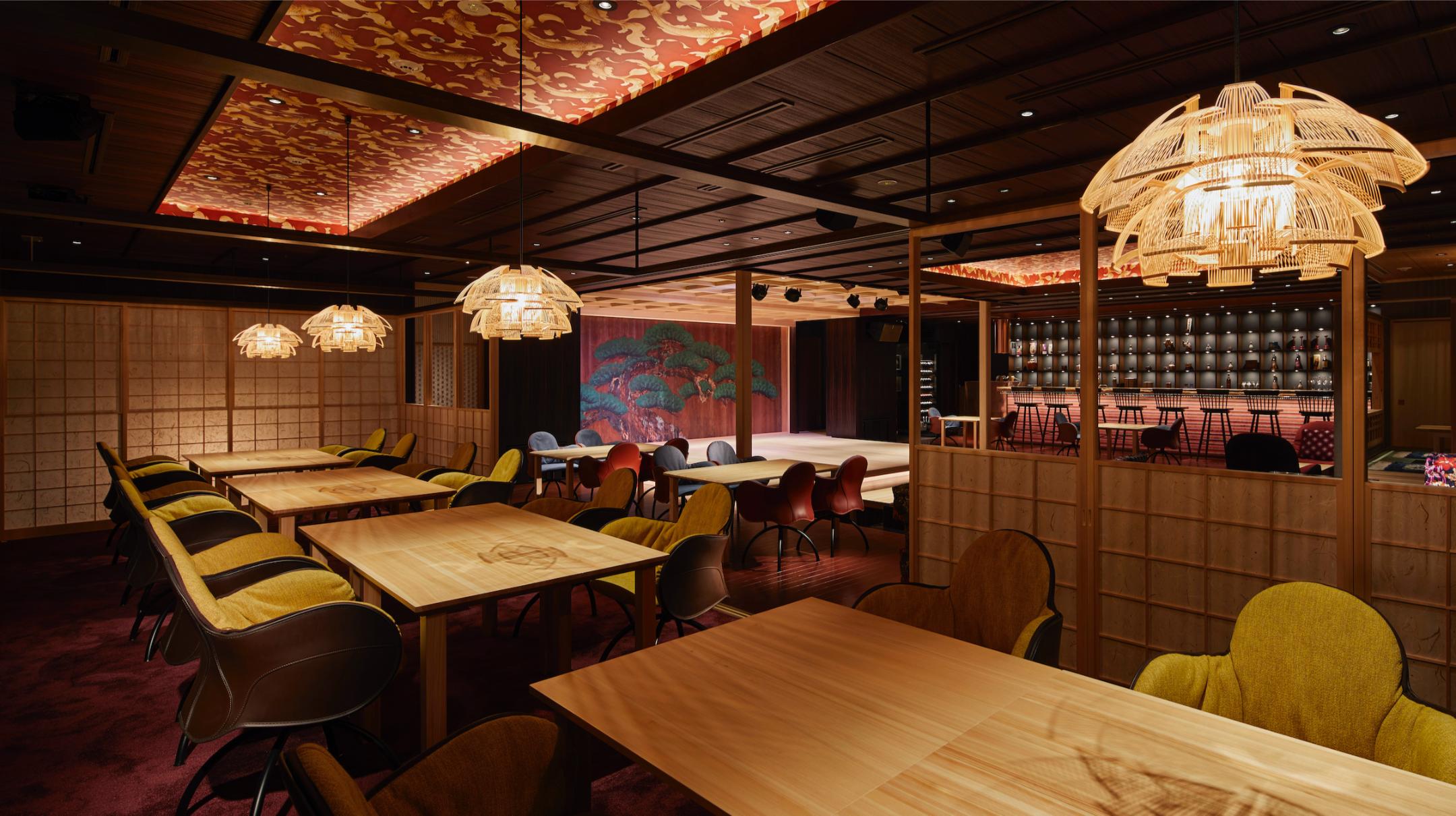 Savor a full-course dinner while experiencing the elegance of traditional Japanese performing arts all set in a stylish setting near Tokyo's historic Fukutoku Shrine.