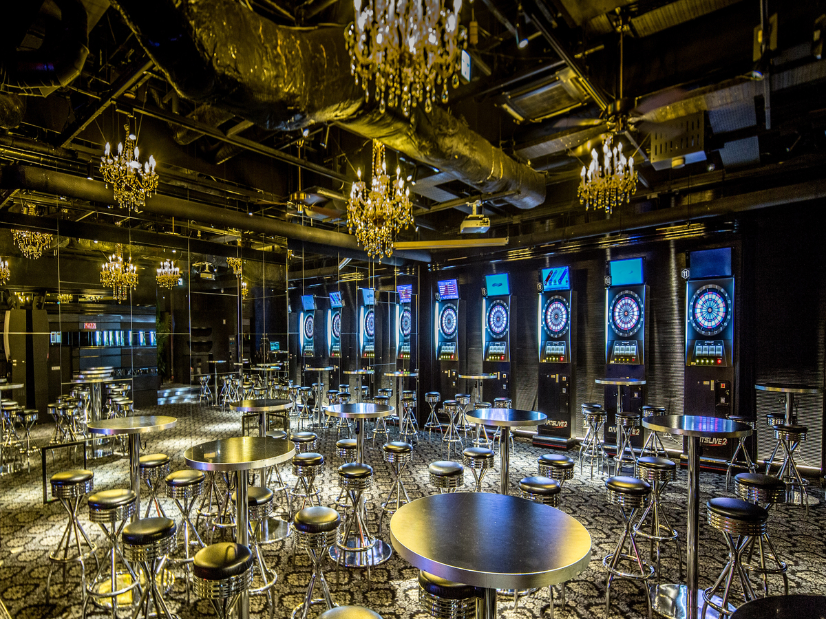Step into a stylish darts bar conveniently located near Shinjuku Station. Enjoy a diverse drink selection and endless games perfect for experiencing Tokyo's nightlife with friends.