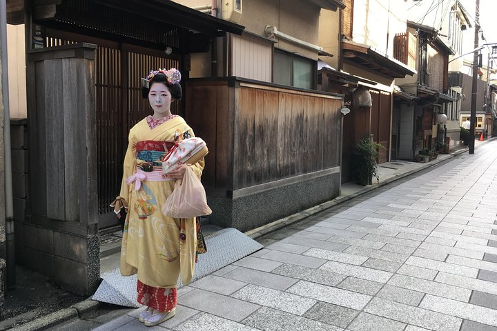 Discover the allure of Gion’s historic streets where traditional elegance meets local culture. Enjoy scenic views of wooden machiya houses and glimpse the world of geisha on this memorable journey.
