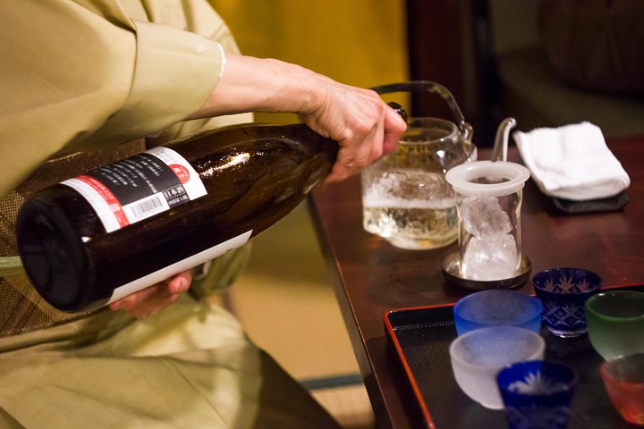 Experience a unique evening with younger geisha savoring drinks in an intimate setting. Enjoy authentic interaction and delightful conversation while indulging in traditional beverages perfectly priced for travelers.