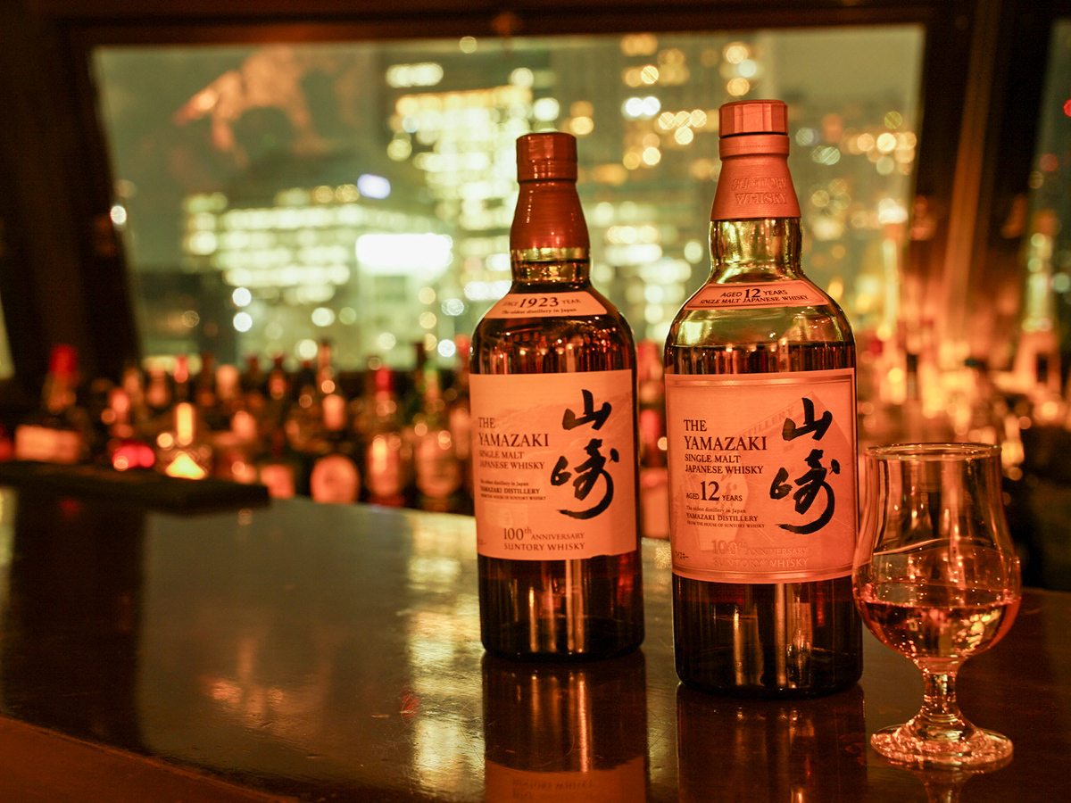 Savor the smoothness of Yamazaki 12 Years Old while enjoying live piano melodies all set against Tokyo’s stunning skyline at Piano Bar My Scotch. A true travel delight.