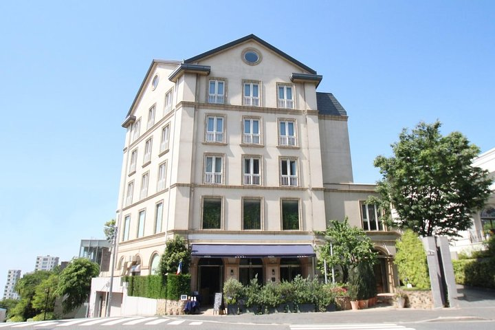 Relax in serene privacy at an award-winning spa in downtown Tokyo. Indulge in soothing treatments and discover luxurious skincare products perfect for memorable souvenirs.