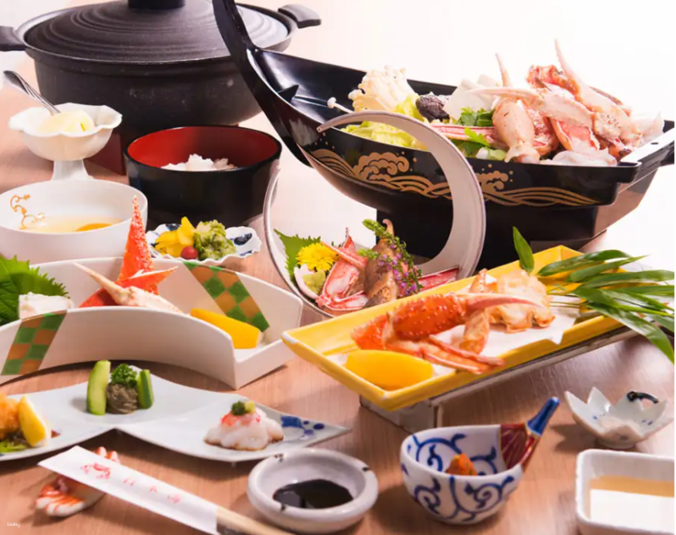 Indulge in the delights of Fukuoka's renowned crab cuisine perfect for celebrations and gatherings just moments from the Monorail's Heiwadori Station. Experience culinary excellence in a welcoming setting.