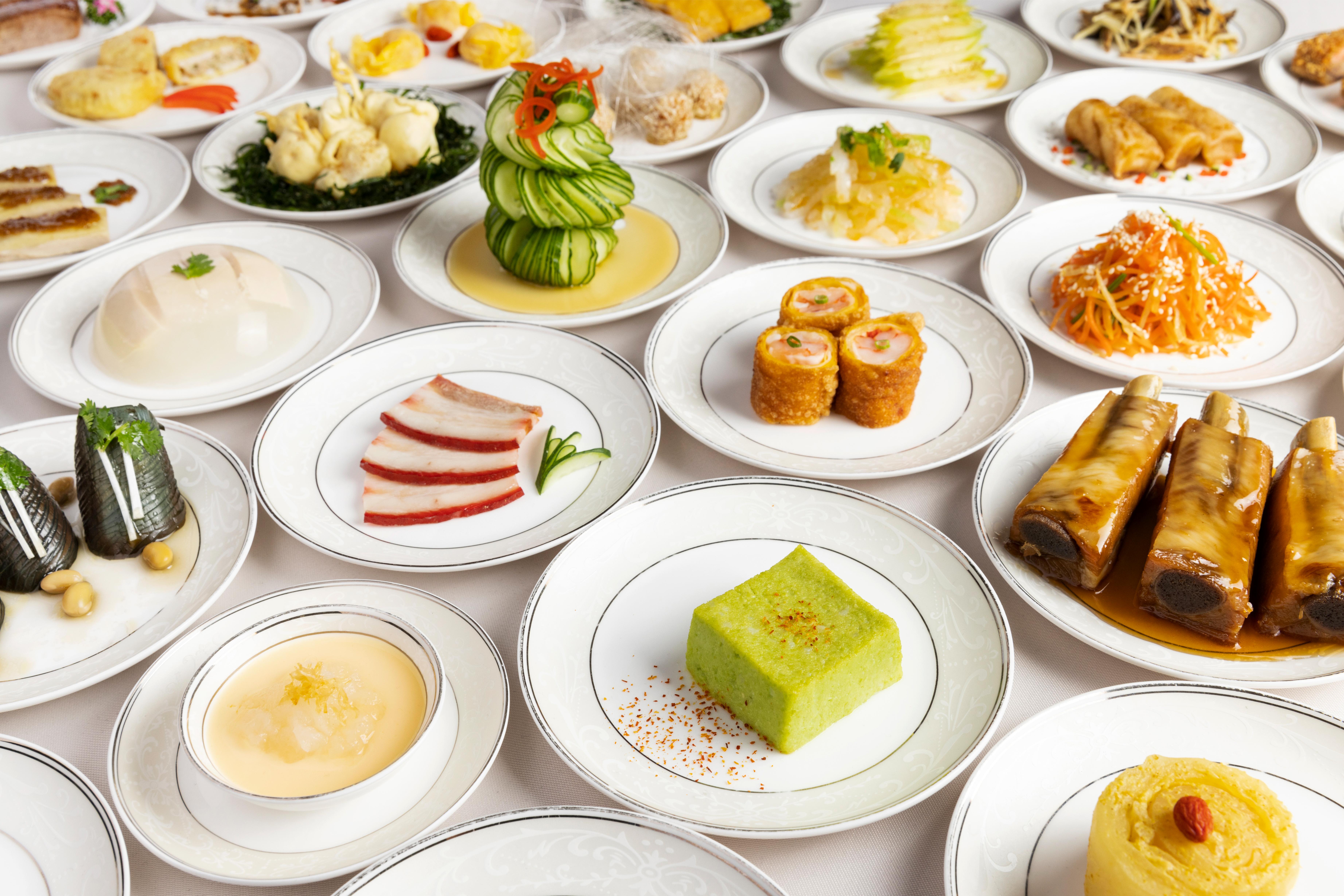 Immerse yourself in a serene dining experience at REIKASAI GINZA where a delightful array of 16 exquisite Chinese dishes awaits complemented by elegant private rooms for any occasion.