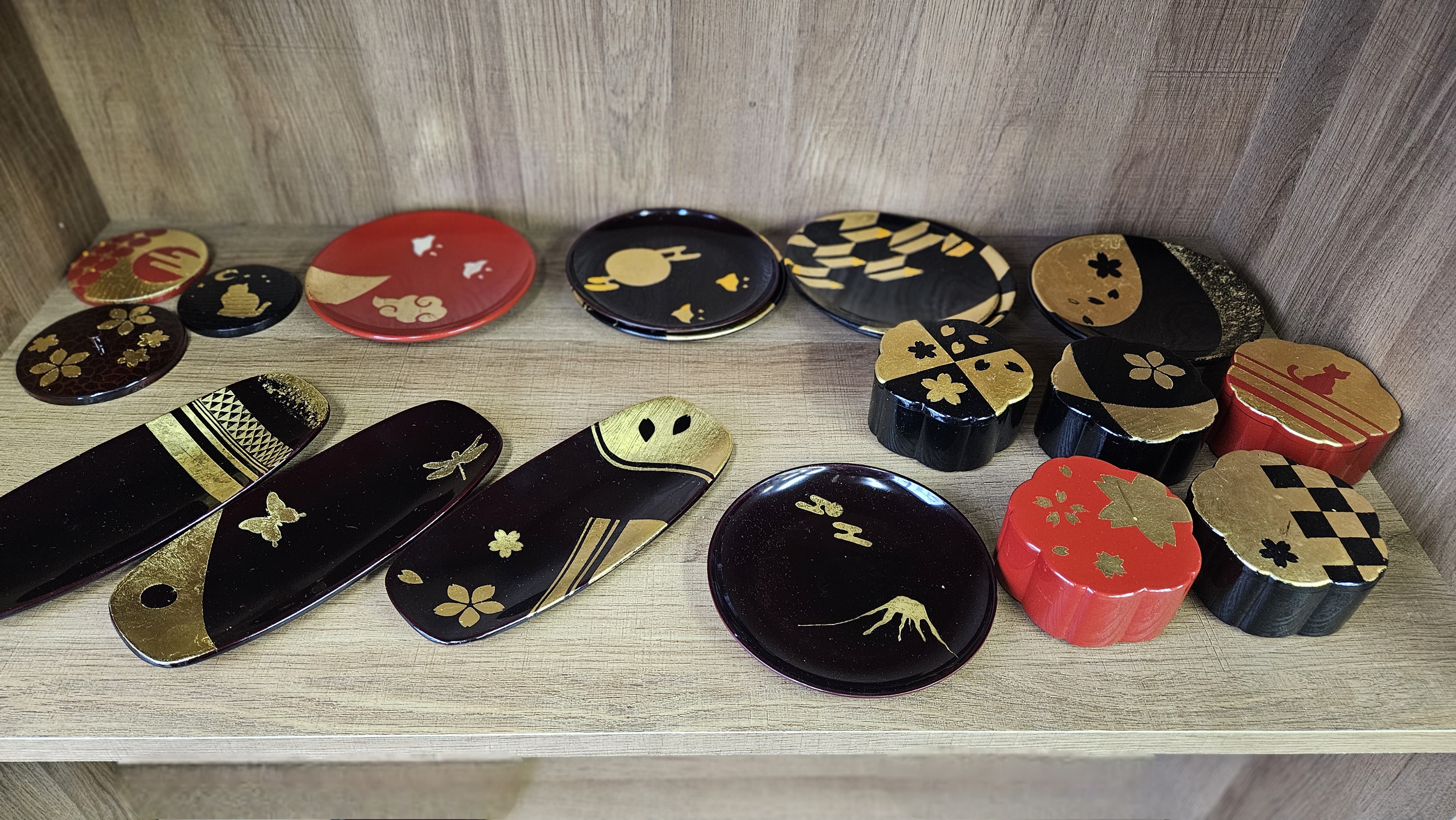 Discover the elegance of traditional Japanese art with gold leaf creations. Explore unique designs while crafting a beautiful piece blending culture and creativity in an unforgettable experience.