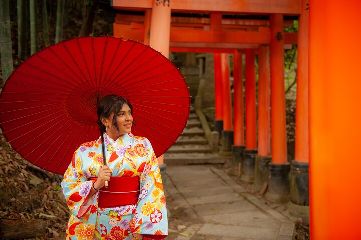 Guided Photoshoot of Fushimi Inari Shrine and Secret Bamboo Grove - Photo 1 of 25