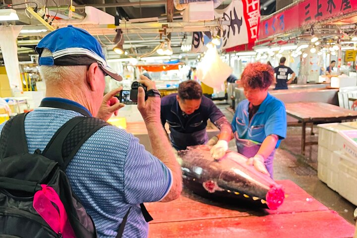 Enjoy watching tuna being filleted right before your eyes