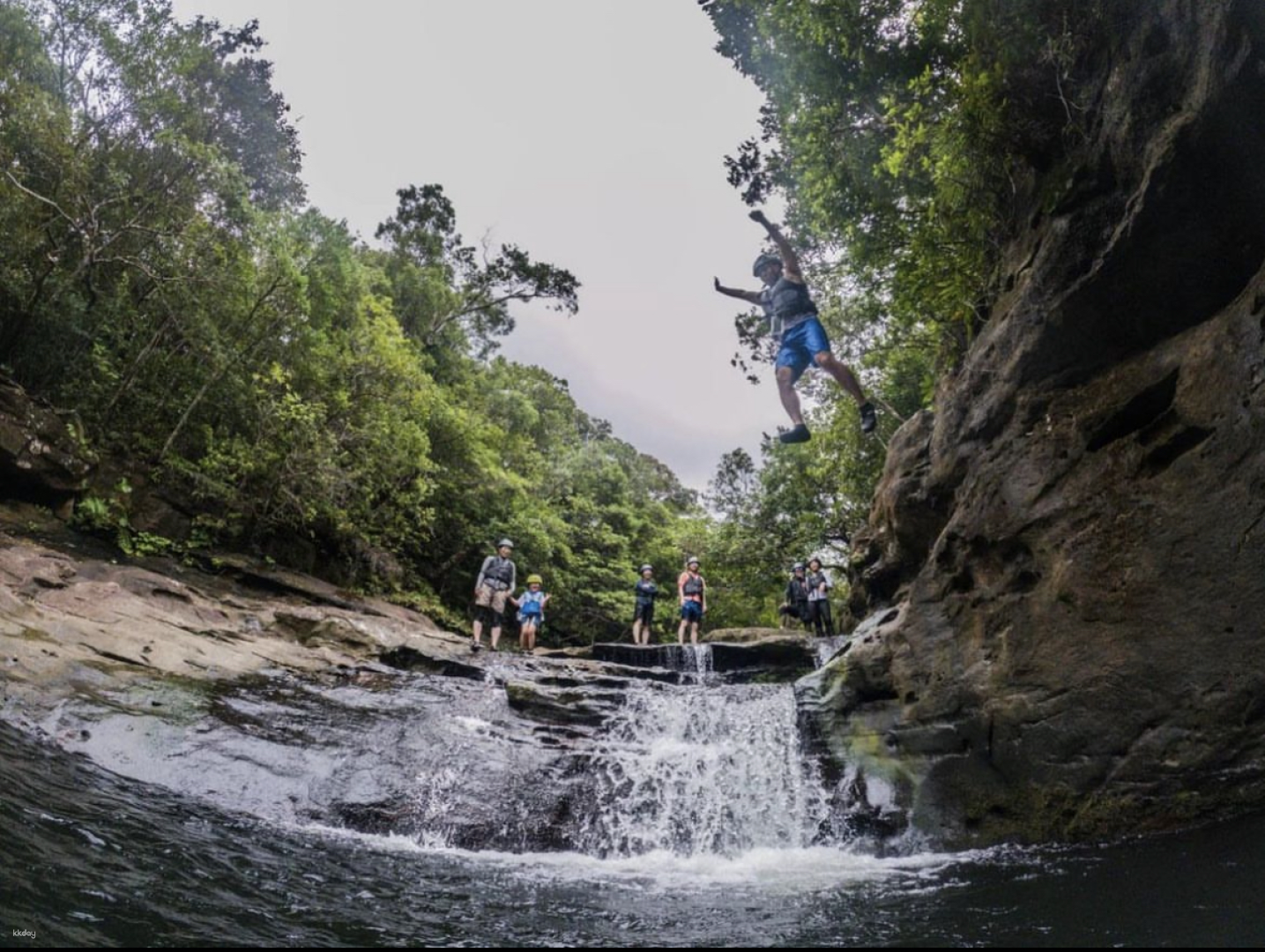 A great adventure down a valley. A natural athletics course where you jump into a waterfall pool. Pick-up and drop-off from hotels in the Uehara area included. Free photo data (Iriomote Island, Okinawa) - Photo 1 of 9