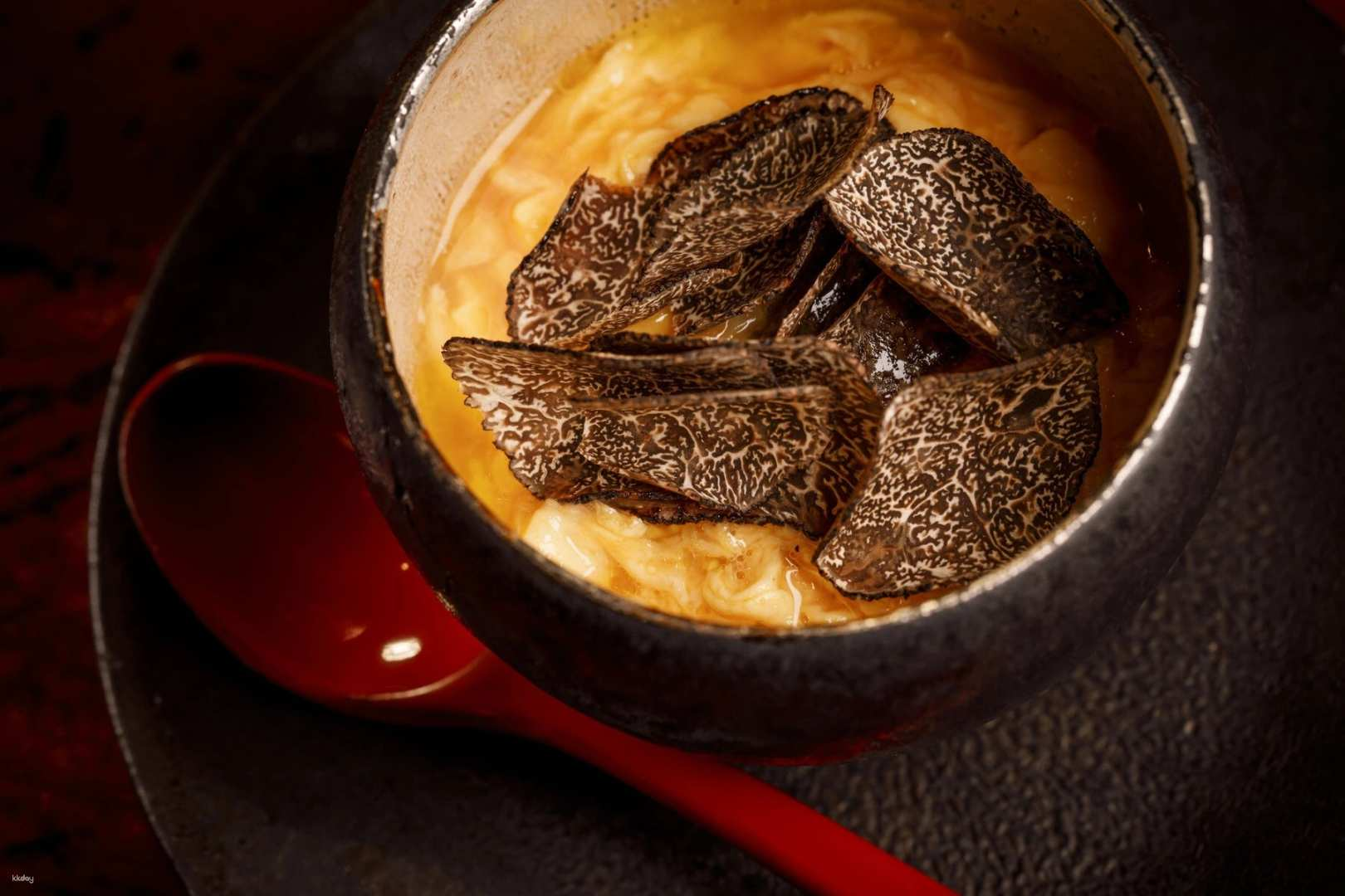 Immerse yourself in the essence of Tokyo with expertly crafted chicken dishes and an exquisite selection of sake all amidst the distinct charm of Nishi-Azabu's dining scene.