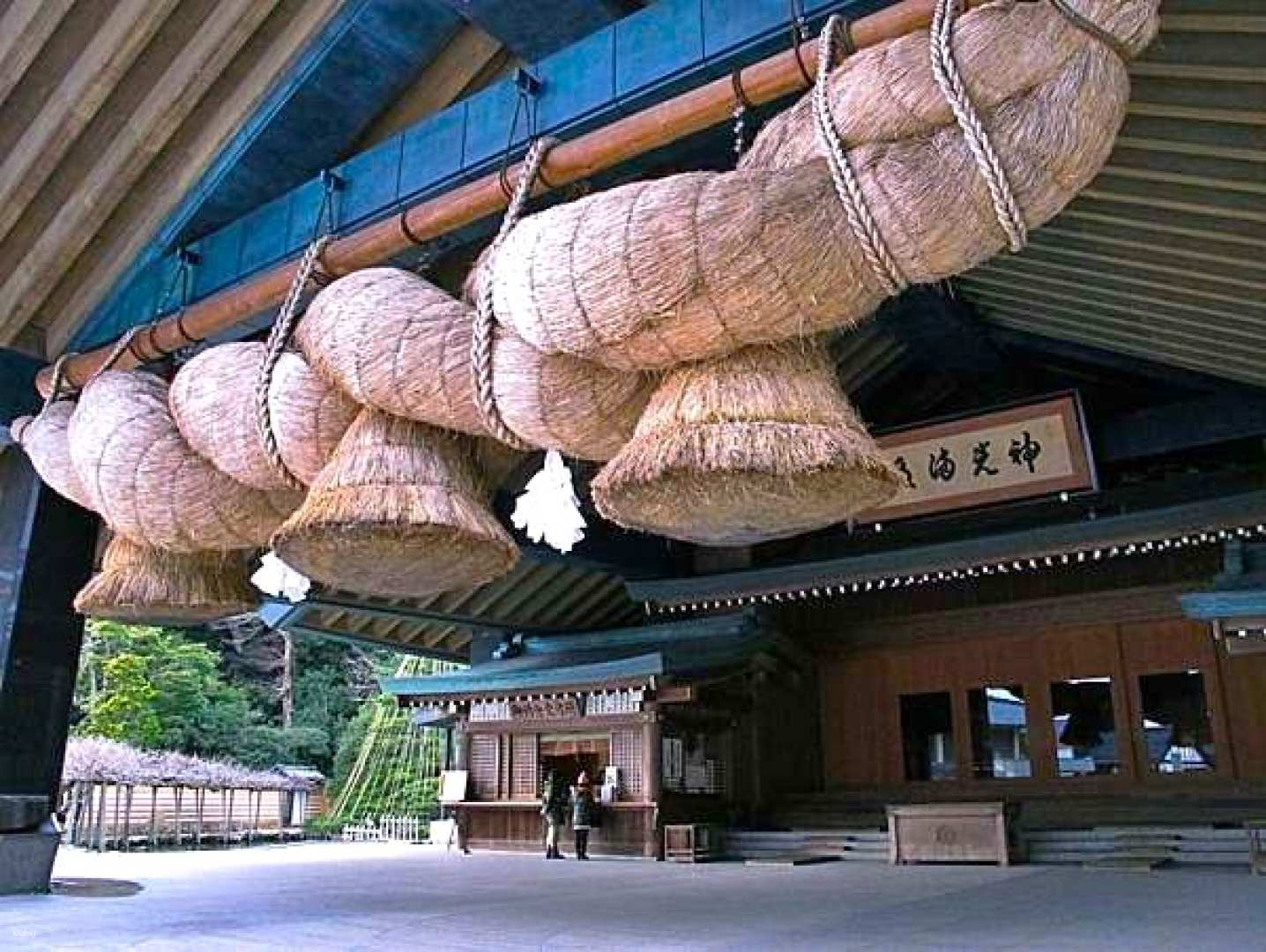 Explore the grandeur of traditional Japanese architecture at Izumo Taisha Shrine where the unique rice straw shimenawa add a distinctive touch to your spiritual journey through Japan’s rich mythology.