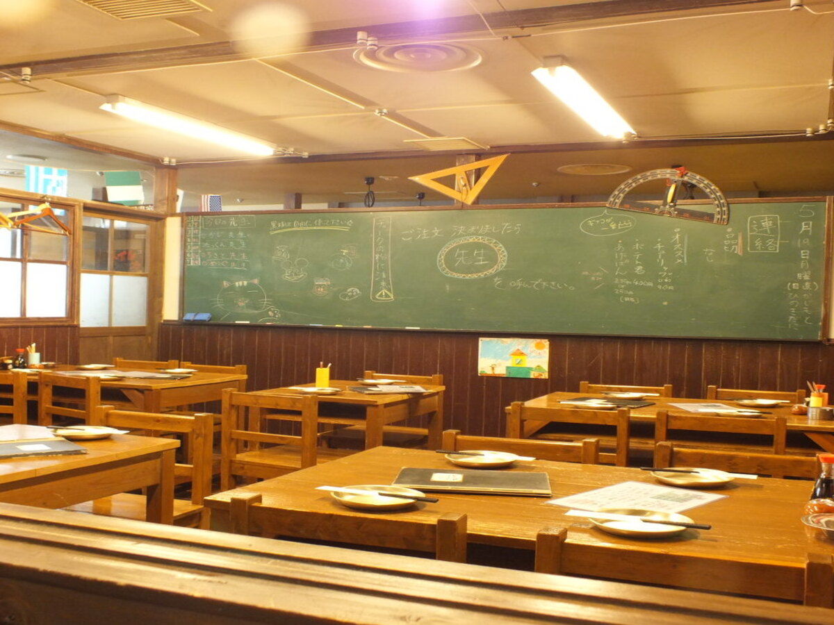 Japanese Elementary School Experience with School Lunch 【Grade 6, Class 4 – Umeda Branch】 - Photo 1 of 10