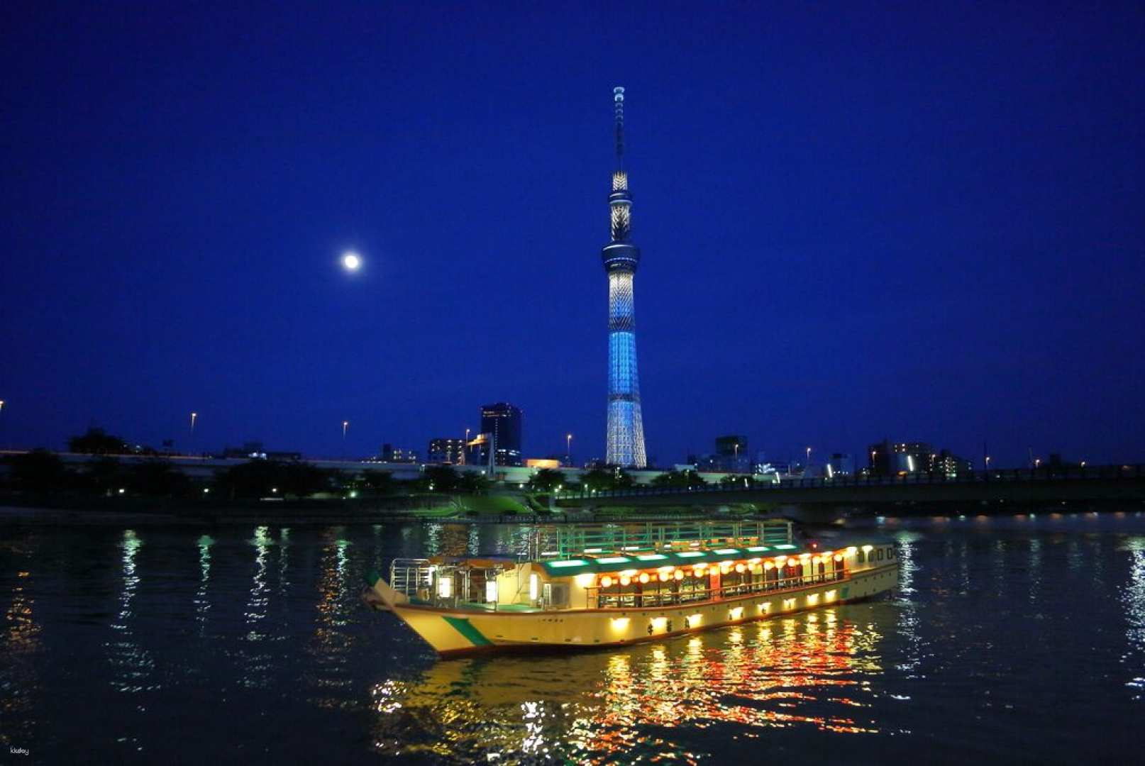 Savor delightful Japanese cuisine while cruising Tokyo Bay taking in the stunning views of the illuminated Tokyo Skytree and Rainbow Bridge under the night sky.