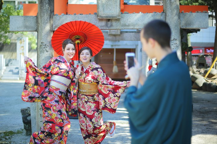 Step into Japanese culture as you don a beautiful kimono exploring the charming streets of Hakata. Capture joyful moments while immersed in the rich traditions of Fukuoka.
