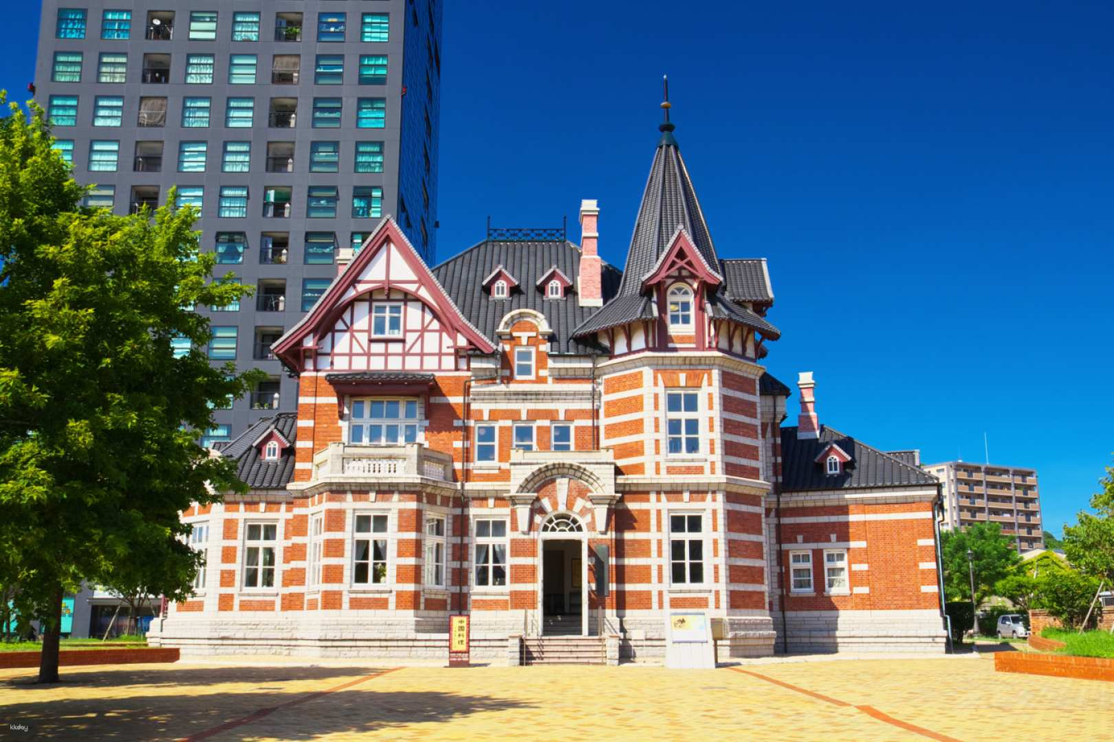 YokaBus: Kokura Castle Garden Tea Ceremony and Japan Toilet Innovation - Photo 1 of 10