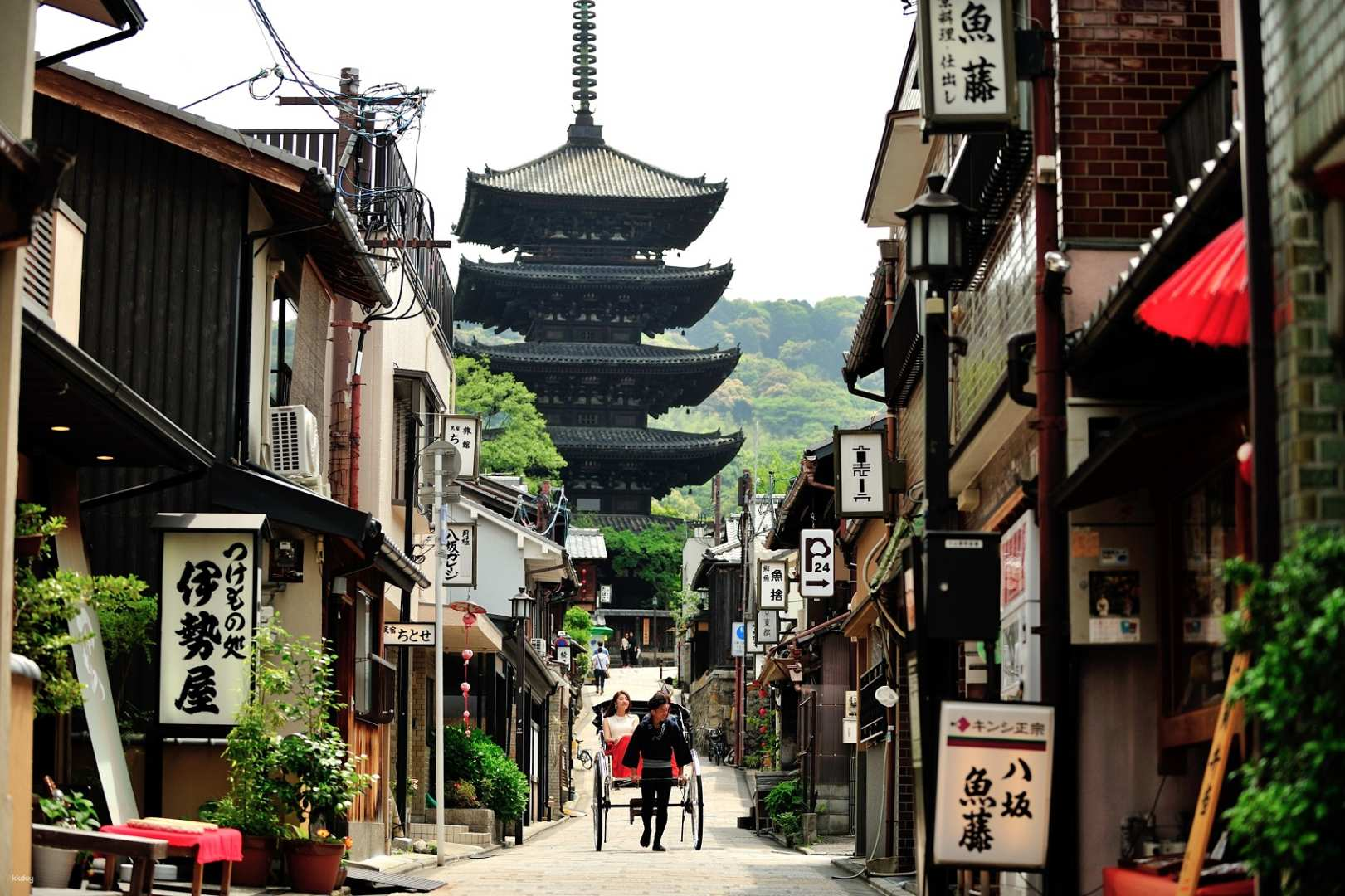 Kyoto Higashiyama Rickshaw Tour: Hōkan-ji Temple & Yasaka Shrine | Japan - Photo 1 of 10