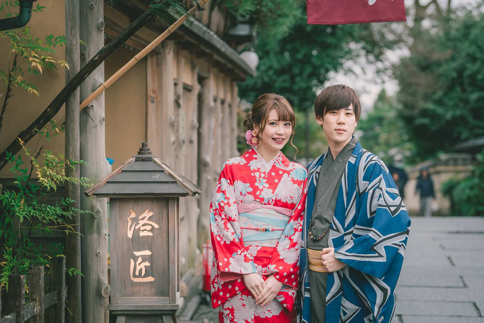 Step into a world of tradition adorned in unique kimonos as you stroll through Kyoto's serene streets. Delight in personalized accessories to enhance your experience.