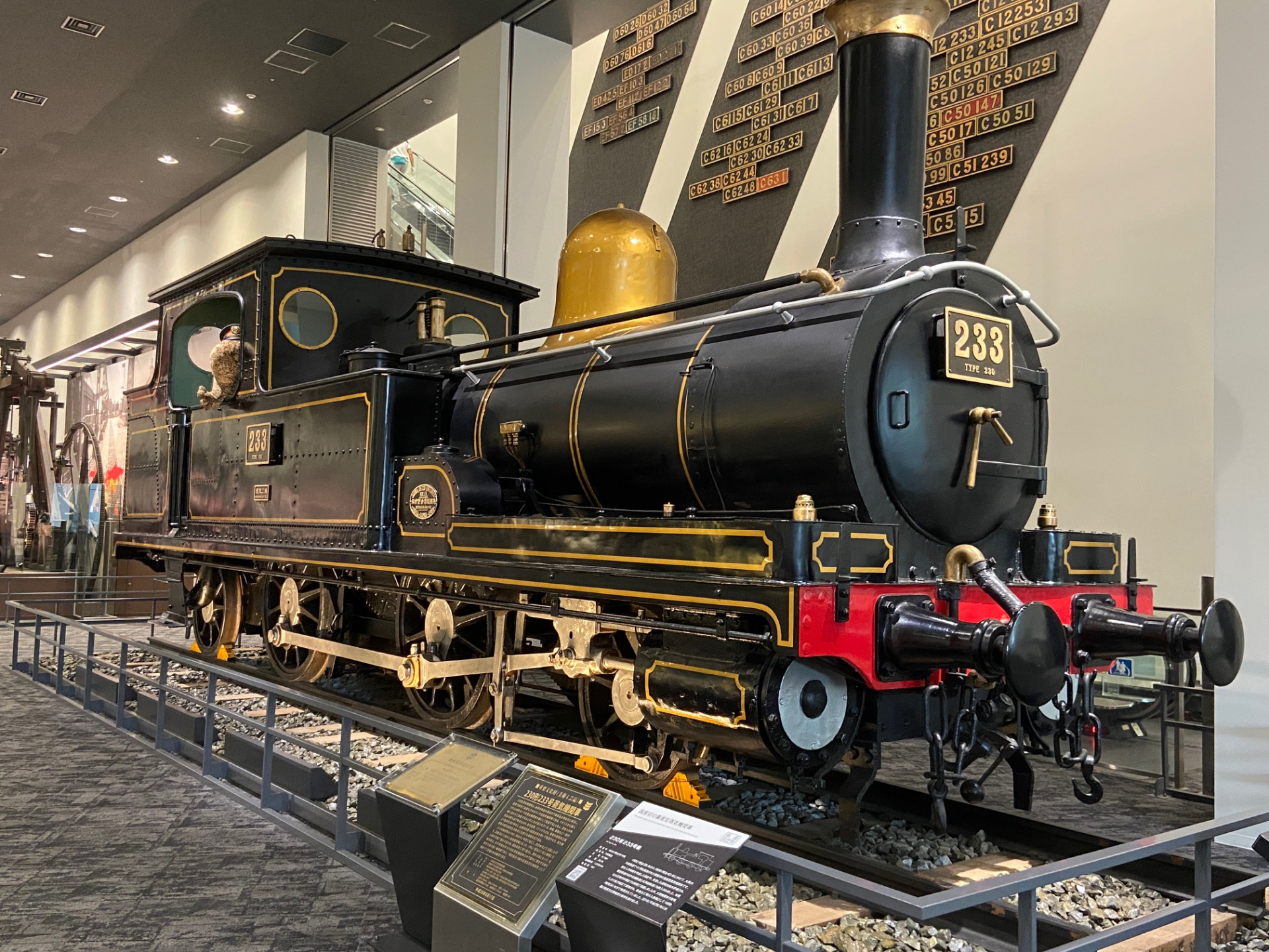 Discover Japan's railway heritage featuring a stunning collection of historic trains including steam locomotives and Shinkansen showcasing the evolution of transport in an engaging setting.