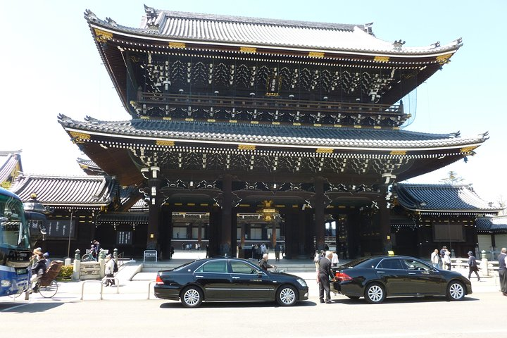 The main entrance to Higashi Honganji Temple