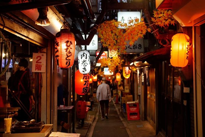 Explore the hidden lanes of Akabane where glowing lanterns guide you to local pubs and bars serving authentic dishes perfect for discovering Japan's culinary secrets. Enjoy every moment!