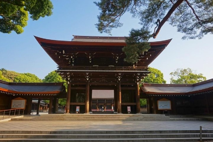 Experience the tranquil beauty of Meiji Jingu Shrine where traditional architecture meets serene nature. Discover historical insights and explore nearby Harajuku and Shinjuku Gyoen in this memorable Tokyo adventure.