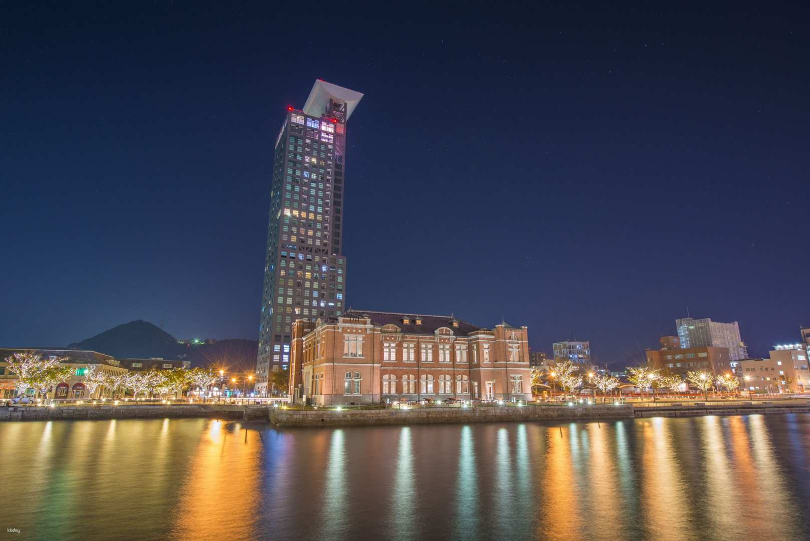 Soak in the stunning night views of Kanmon Strait from the heights of Mojiko Retro Observatory with a relaxing cafe experience surrounded by beautiful scenery and shimmering lights.