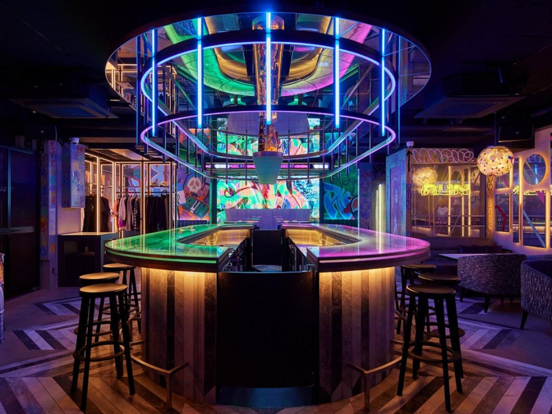 Dive into a lively fusion of LA street culture and Japanese flair at Music Fashion Bar RUN where unique design meets musical enjoyment over drinks and shisha. Experience this cultural gem in Tokyo.