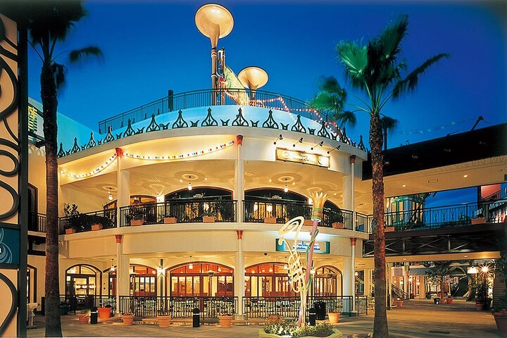 Indulge in a delightful blend of shopping and entertainment at Mitsui Outlet Park Jazz Dream Nagashima where diverse restaurants and unique stores await amid a lively environment. Enjoy your adventure!