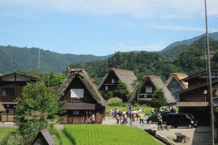 [One-day bus tour departing from Kanazawa Station] Shirakawa-go/Takayama tour platinum route bus tour - Photo 1 of 25