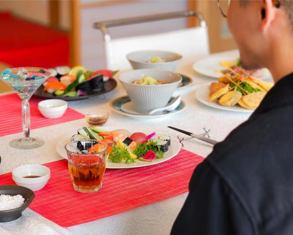 Delve into Osaka's culinary delights as you savor expertly crafted sushi and kushikatsu all while immersing yourself in the rich traditions of Japanese dining and tea ceremonies.