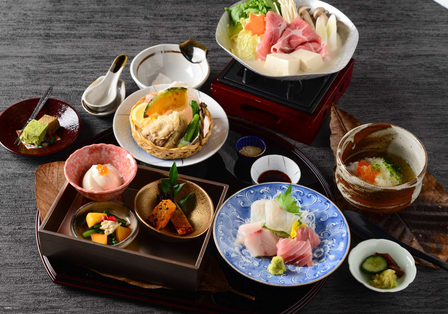 Experience a delightful kaiseki meal that showcases seasonal flavors while soaking in the energy of Osaka. Savor each dish crafted with precision to highlight Japan’s culinary artistry.