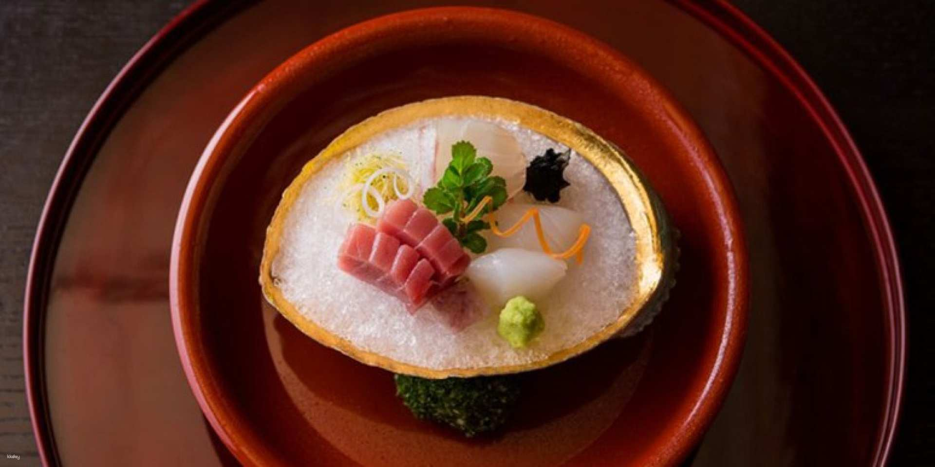 Experience the artistry of kaiseki at Weiji Zhao where seasonal ingredients create a feast for the senses reflecting the beauty of Osaka’s culinary traditions.