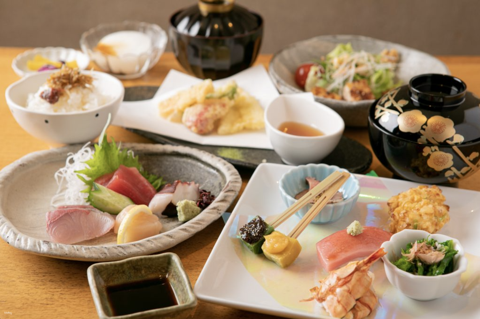 Indulge in a culinary journey featuring exquisite seafood dishes that showcase seasonal flavors and traditional styles perfect for any dining occasion in Osaka's rich culinary scene.